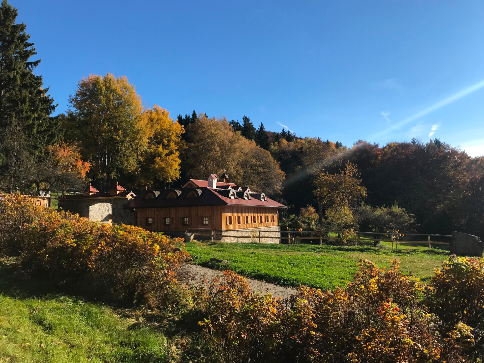 Das Woidschlössl eingebettet in den herbstlichen Bayerischen Wald